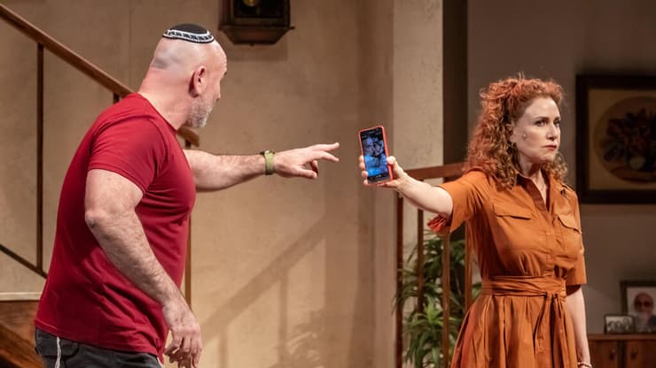 "אני עדיין מרגישה כמעט כמו שחקנית טרייה, שיצאה לא מזמן מבית הספר למשחק". מתוך "אף מילה לאמא" (צילום: כפיר בולוטין) מתוך "אף מילה לאמא"