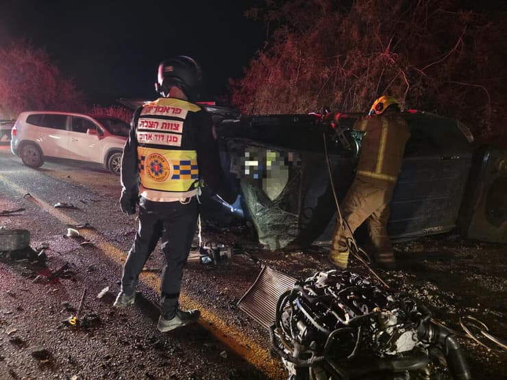צילום: תיעוד מבצעי מד"א זירת התאונה בכביש 383 שבה נהרגו שני גברים