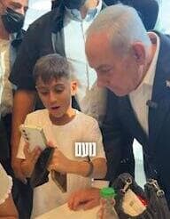 גם הילדים עברו סינון וענדו צמידים נתניהו עם הבוחרים