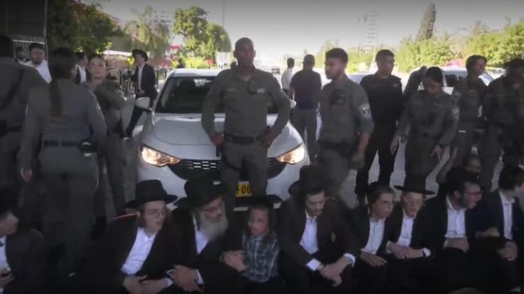 הפגנת חרדים בצומת קוקה קולה (צילום: מיקי שמידט ) הפגנת חרדים בצומת קוקה קולה
