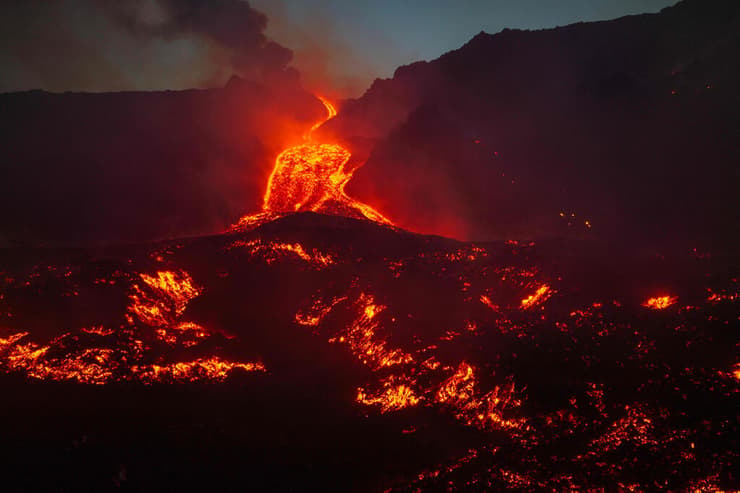 צילום: Handout / ETNA WALK / AFP איטליה סיציליה התפרצות הר הגעש אטנה אתנה