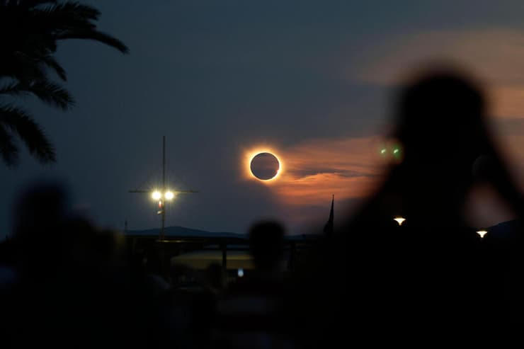 ליקוי החמה המלא בשמי ספרד (צילום: Jaime Reina/AFP) ליקוי החמה המלא בשמי ספרד