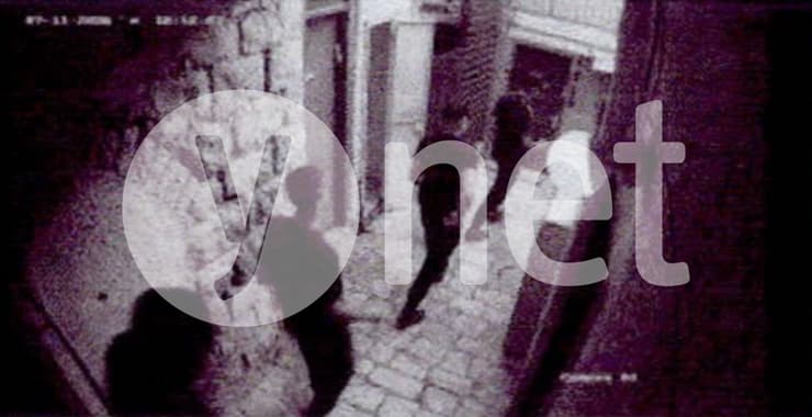 החבורה כשהיא מצויידת בסכינים בכניסה לביתו של בניהו רזי ז"ל