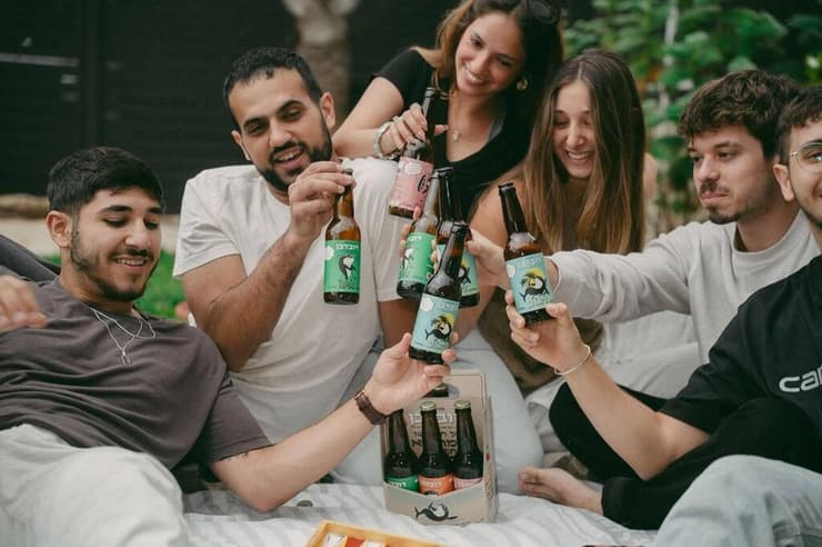 החברים של אלון עם הבירה לזכרו (צילום: שון סבצ'ינסקי) חבריו של סרן אלון סקאג'יו ז"ל שנהרג ב ג'נין הכינו בירה לזכרו שתוצג בשבוע הבא ב פסטיבל בעיר חדרה