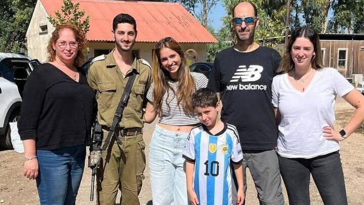 אלון ז"ל עם משפחתו. "מקווה שמורשתו וערכיו ימשיכו להתקיים באנשים רבים" (צילום: באדיבות המשפחה) סרן אלון סקאג'יו ז"ל שנהרג ב ג'נין עם משפחתו
