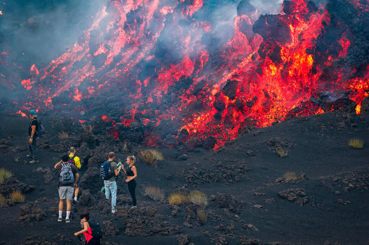 צילום: Handout / ETNA WALK / AFP איטליה סיציליה התפרצות הר הגעש אטנה אתנה