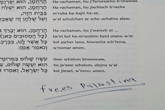 המחזור שנקנה בחנות יהודית בגרמניה, והתגלו בו כתובות נאצה נגד יהודים (צילום: מתוך Jüdische Allgemeine) המחזור שנקנה בחנות יהודית בגרמניה, והתגלו בו כתובות נאצה נגד יהודים