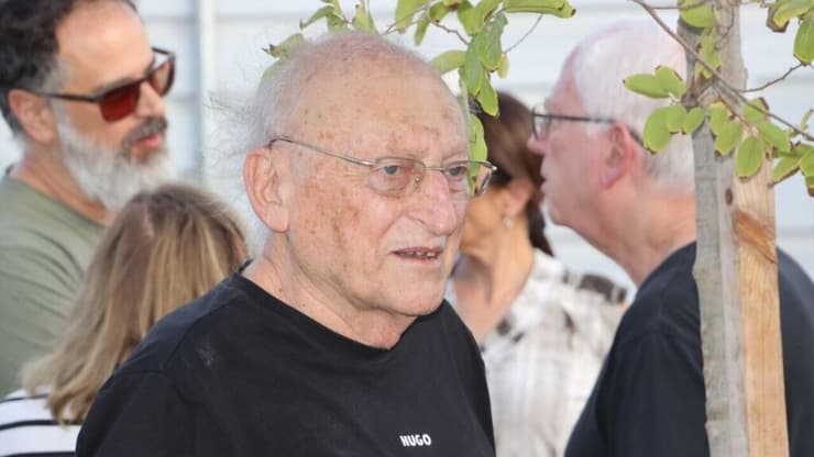 עמנואל הלפרין, בלווייתו של אורן נהרי (צילום: מוטי קמחי) עמנואל הלפרין, בלווייתו של אורן נהרי