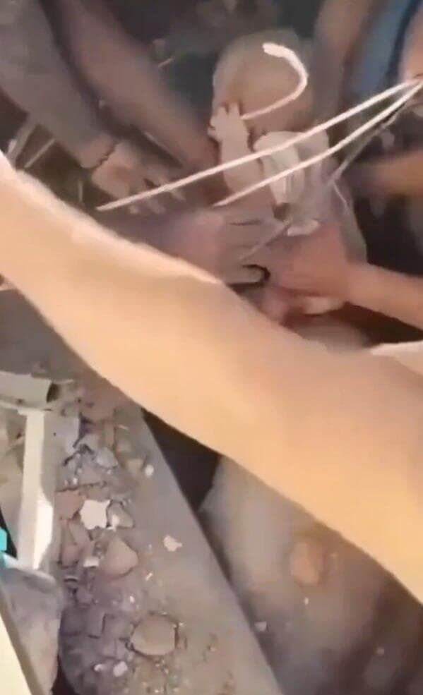 חילוץ התינוק סלומון בן ה-3 חודשים. סובל רק משריטות וממכה קלה בראש קולומביה רעידת אדמה רעש תינוק סלומון בן 3 חודשים חולץ מ הריסות בניין בן 5 קומות