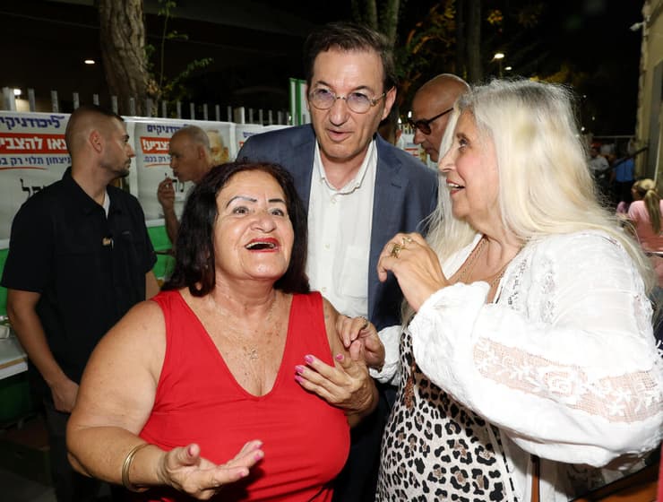 בועז ביסמוט עם מעריצות (צילום: שאול גולן) בועז ביסמוט עם מעריצות
