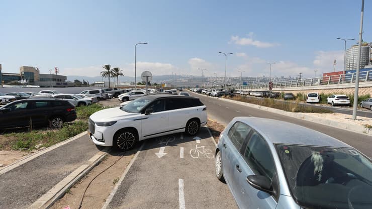 גם שביל האופניים לא נותר חסין (צילום: אלעד גרשגורן) מצוקת החניה בשדה התעופה בחיפה
