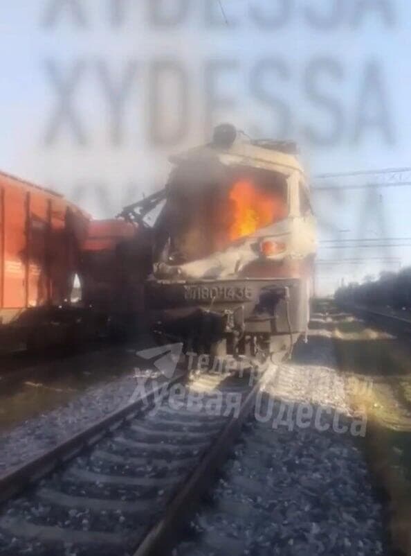 הקטר של הרכבת האוקראינית עולה באש באודסה. זלנסקי: "מי שהטיס את הכטב"ם לא יכול היה שלא לדעת שהמטרה אזרחית לגמרי" אוקראינה אזור אודסה רכבת נוסעים נפגעה מ כטב"ם רוסי נהג הקטר ו עוזרו נהרגו