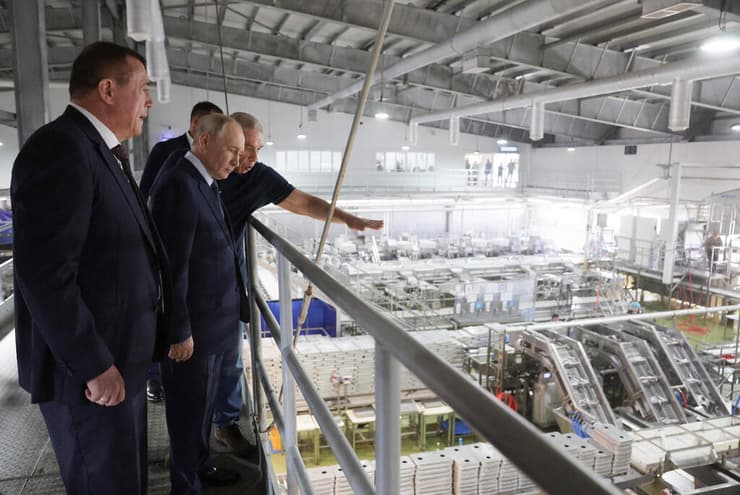 פוטין בסיור במפעל באיטורופ. "אנחנו לא מאיימים על יפן, זו היא שיש לה תביעות טריטוריאליות נגדנו" (צילום: Gavriil Grigorov / POOL / AFP) נשיא רוסיה ולדימיר פוטין ב ביקור ב איטורופ האיים הקוריליים סכסוך עם יפן