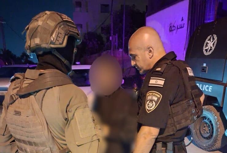 רגע איתור הצעירה (צילום: דוברות המשטרה ) שוטרי מחוז ש"י סייעו ללוחמי צה"ל באיתור צעירה בחברון