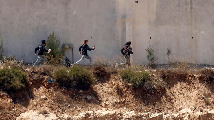 "צעד נוסף בדרך לתיקון מציאות". צעירים ליד הכפר קוסרה (צילום: Zain JAAFAR / AFP) כפר קוסרה