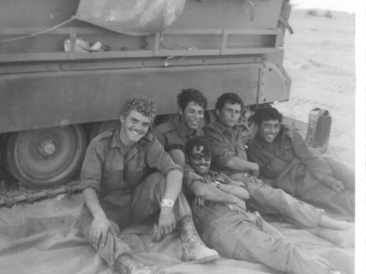 חצרוני (שני מימין) עם חבריו לפלוגה. "יכולתי להגיד: 'די, הוא מת', אבל לא הייתי מסוגלת" (קרדיט: אלבום פלוגה י' חרמש) חצרוני (שני מימין) עם חבריו לפלוגה. "יכולתי להגיד: 'די, הוא מת', אבל לא הייתי מסוגלת"