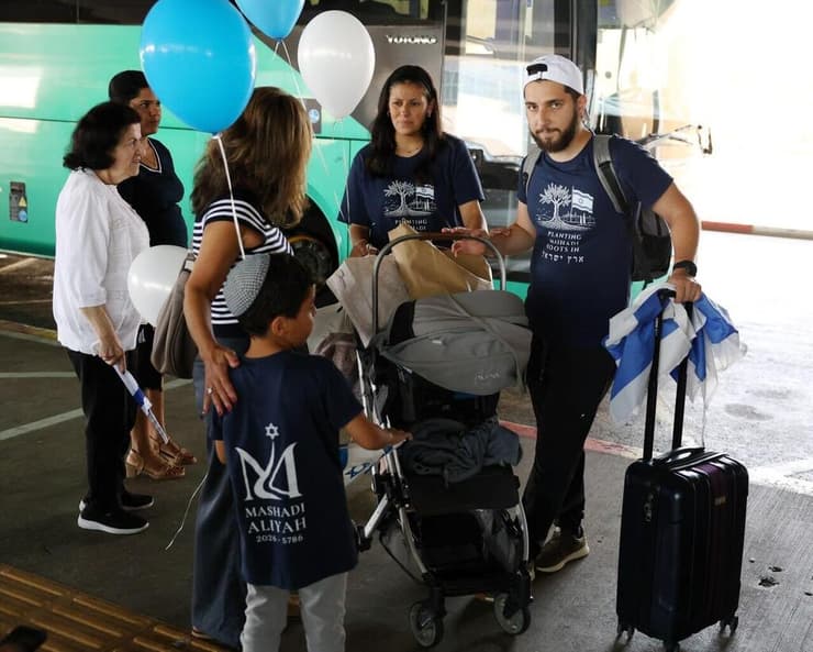 מתארגנים ליד האוטובוסים (צילום: שאול גולן) עולים חדשים ממוצא פרסי שהגיעו מארצות הברית