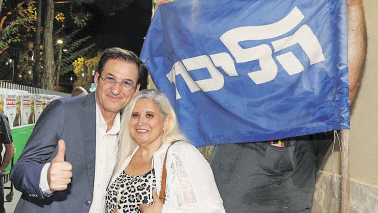 חורשים את הארץ לאורכה ולרוחבה. ביסמוט בכנס של הליכוד (צילום: שאול גולן) בועז ביסמוט עם מעריצה