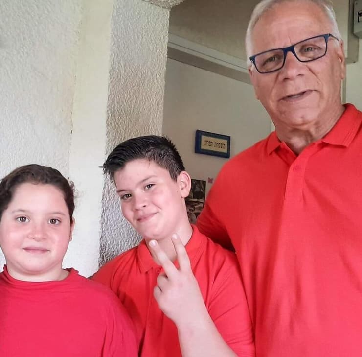 אביה חצרוני עם נכדיו ינאי וליאל ז"ל, אוגוסט 23' (צילום: מתוך פייסבוק) אביה חצרוני ז"ל עם נכדיו, ינאי וליאל ז"ל באוגוסט 23'