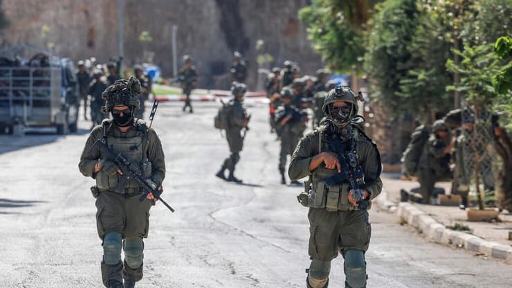 כוחות צה"ל בכפר הפלסטיני (צילום: Zain JAAFAR / AFP) כפר קוסרה