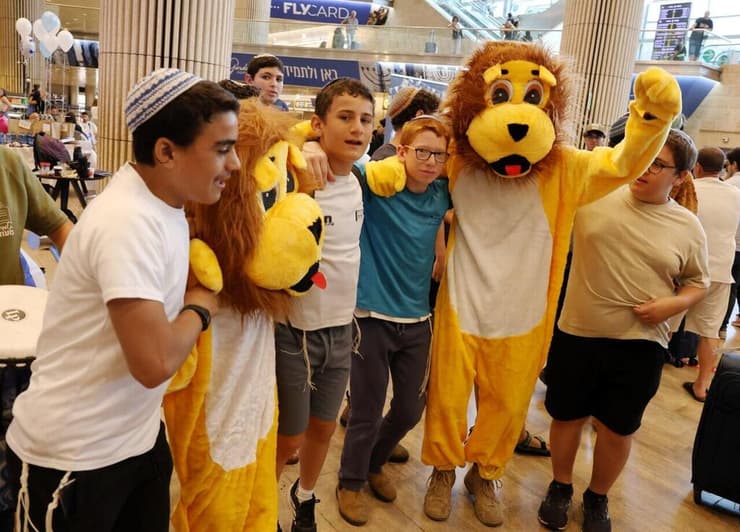 קבלת הפנים בנתב"ג (צילום: שאול גולן) עולים חדשים ממוצא פרסי שהגיעו מארצות הברית