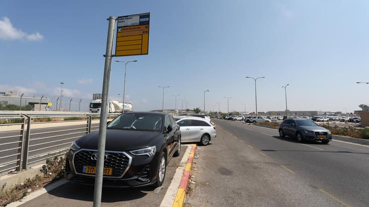 כל פיסת מדרכה הופכת לחניה (צילום: אלעד גרשגורן) מצוקת החניה בשדה התעופה בחיפה