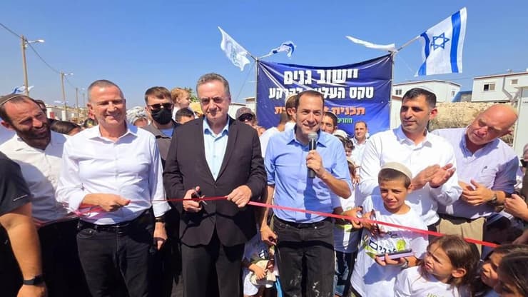 יוסי דגן וישראל כ"ץ ביישוב כנים (צילום: רועי חדי) יוסי דגן וישראל כ"ץ ביישוב כנים