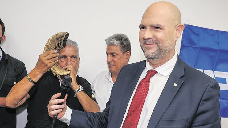 יו"ר הכנסת אמיר אוחנה (צילום: שאול גולן) אמיר אוחנה עם שופר