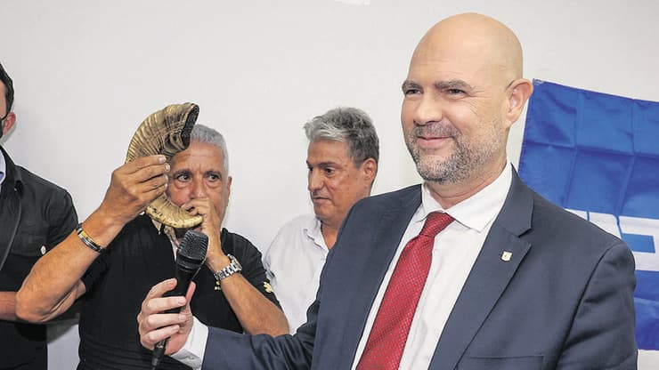 אמיר אוחנה עם שופר (צילום: שאול גולן) אמיר אוחנה עם שופר