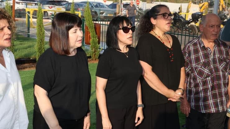 אנסמבל קורל. מתוך לווייתו של אורן נהרי (צילום: מוטי קמחי) אנסמבל קורל. מתוך לווייתו של אורן נהרי
