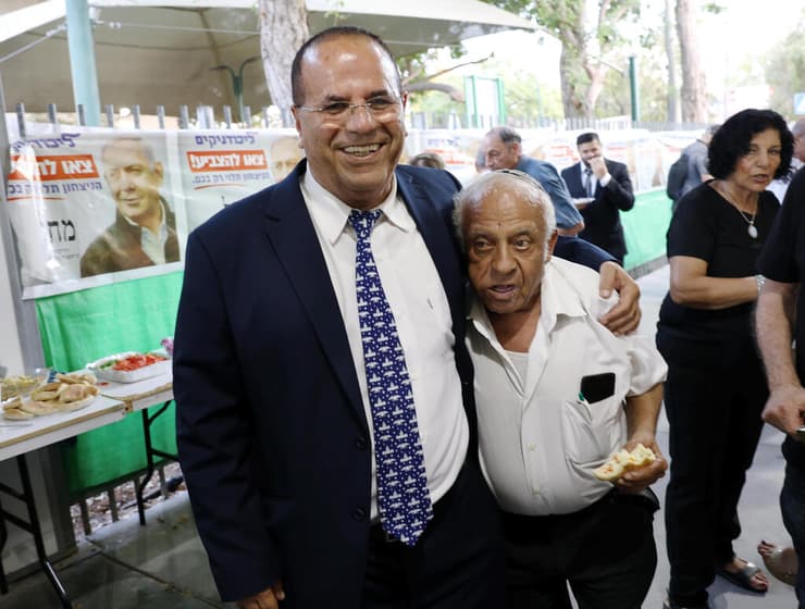 איוב קרא מתחבק (צילום: שאול גולן) איוב קרא מתחבק