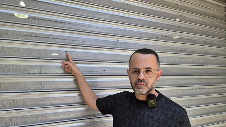 "לא יכול לשלם אפילו שקל אחד". זבידאת מציג את נזקי הקליעים שנורו לעבר בית המרקחת עווד זבידאת