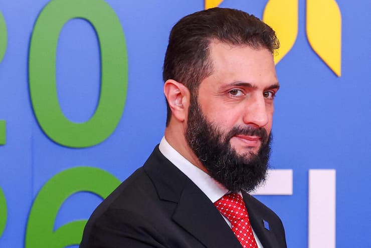 האומנם בונה חיל אוויר חדש? אבו מוחמד אל־ג'ולאני (צילום: Yves Herman/Reuters) אחמד א־שרע (אבו מוחמד אל־ג'ולאני)
