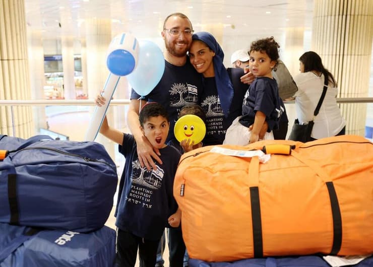 משפחת דלמני בנתב"ג. ישראל עבורם היא פרס (צילום: שאול גולן) עולים חדשים ממוצא פרסי שהגיעו מארצות הברית