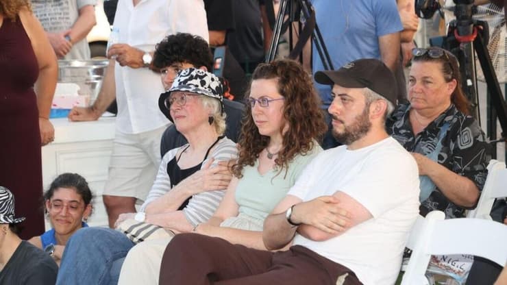 בני משפחתו של אורן נהרי בלווייתו (צילום: מוטי קמחי) בני משפחתו של אורן נהרי בלווייתו