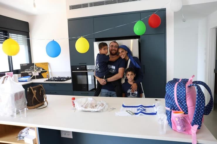 מתאקלמים בדירה החדשה ברעננה (צילום: שאול גולן) עולים חדשים ממוצא פרסי שהגיעו מארצות הברית