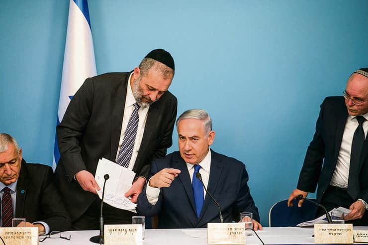 נתניהו חוזר בו ממתווה המסתננים, 2018. ההתהפכות מצטלמת רע, אך האם זה מעיד על פגם בדרך קבלת ההחלטה? (אוהד צויגנברג, ) נתניהו חוזר בו ממתווה המסתננים, 2018. ההתהפכות מצטלמת רע, אך האם זה מעיד על פגם בדרך קבלת ההחלטה?