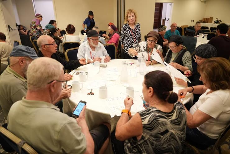 מעבדים את השכול. סבים וסבתות שכולים בנופש העמותה (צילום: מאיר פבלובסקי) נופש סבים ו סבתות שכולים