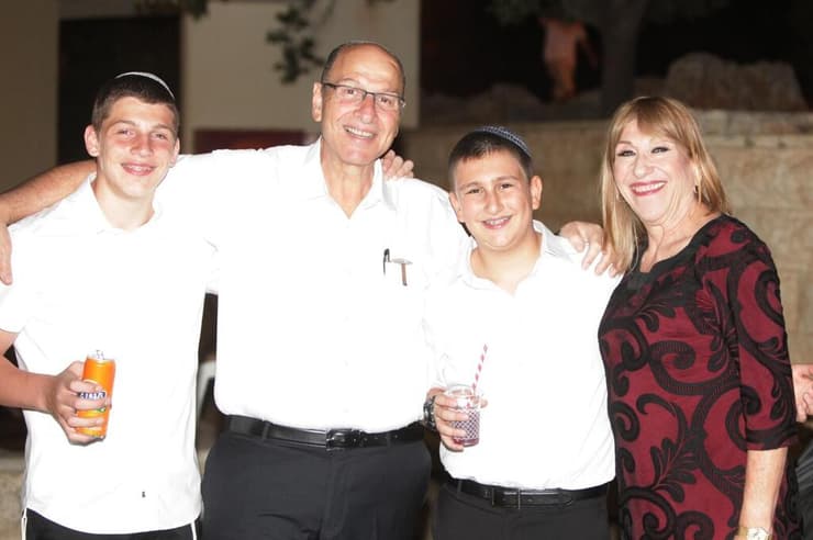 דליה נבון עם בעלה אברי ונכדיהם, אלקנה נבון (שני מימין) ואיתי פוגל זכרם לברכה (צילום: אלבום פרטי) דליה נבון עם בעלה אברי ונכדיהם, אלקנה ואיתי