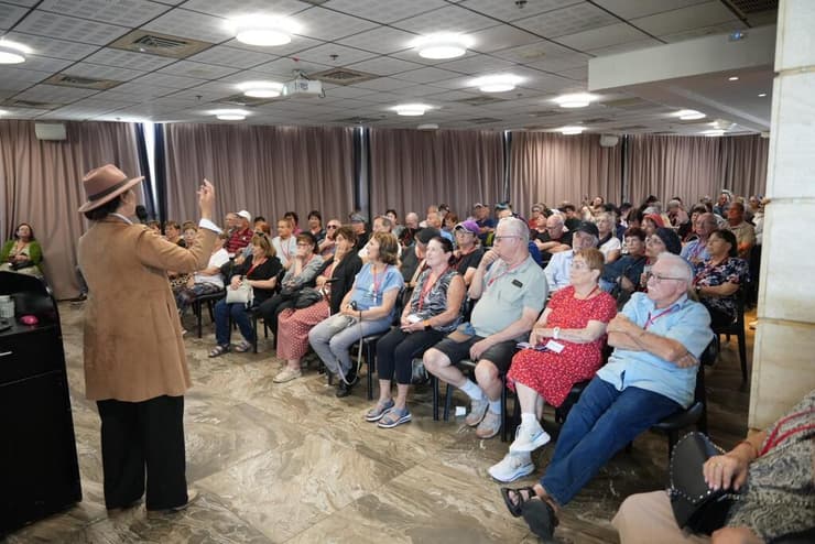 "לא היה להם פשוט להצטרף, אבל שכנענו אותם כי ידענו שזה יעשה להם טוב". הסבים והסבתות בהרצאה במהלך הנופש (צילום: מאיר פבלובסקי) נופש סבים ו סבתות שכולים