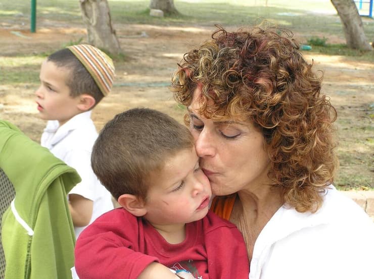 יהודית פישר עם נבו בילדותו. "היה לנו קשר אמיתי וטוב" (צילום: אלבום פרטי) יהודית פישר עם נכדה נבו ז"ל