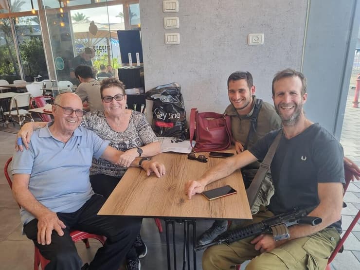 שמחה ושרה בלאס עם נכדם, לירון שניר ז"ל (ראשון מימין). "דברים אישיים שלו הוא היה משתף איתנו" (צילום: אלבום פרטי) שמחה ושרה בלאס עם נכדם, לירון שניר ז"ל