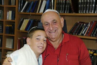 אליעזר ועומרי בילדותו. "כשראיתי הרבה אנשים, חלקם על מדים, מיד הבנתי" (צילום: אלבום פרטי) אליעזר רוט עם נכדו עומרי ז"ל