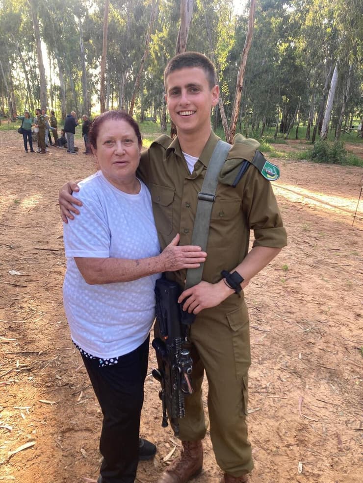 נירה פפר עם נכדה יואב ז"ל. "הזמן לא עושה את שלו" (צילום: אלבום פרטי) נירה פפר עם נכדה לירון ז"ל