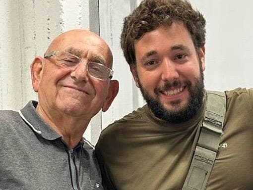 אליעזר רוט עם נכדו עומרי ז"ל. "כשראיתי את הטנק בכיתי עליו" (צילום: אלבום פרטי) אליעזר רוט עם נכדו עומרי ז"ל