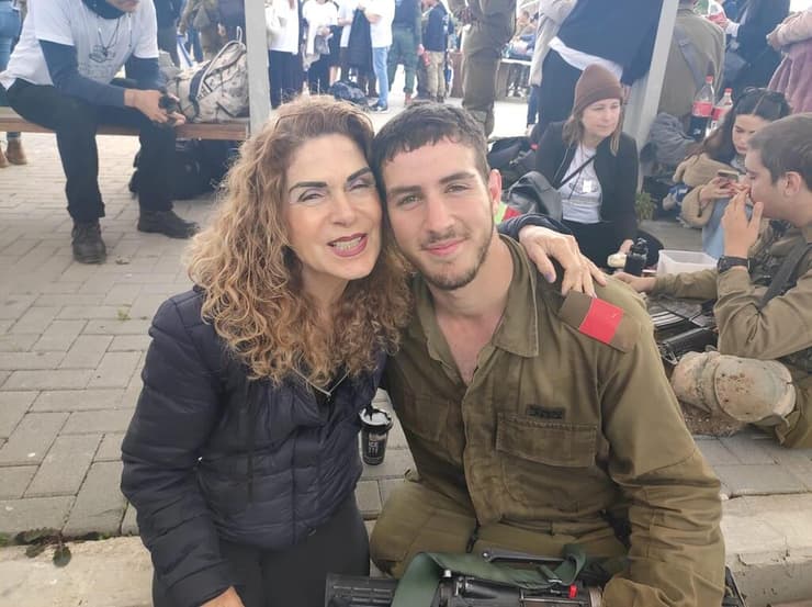 יהודית פישר עם נכדה נבו ז"ל. "היה מתקשר אלינו בכל יום שישי, לא משנה איפה הוא היה בעולם" (צילום: אלבום פרטי) יהודית פישר עם נכדה נבו ז"ל