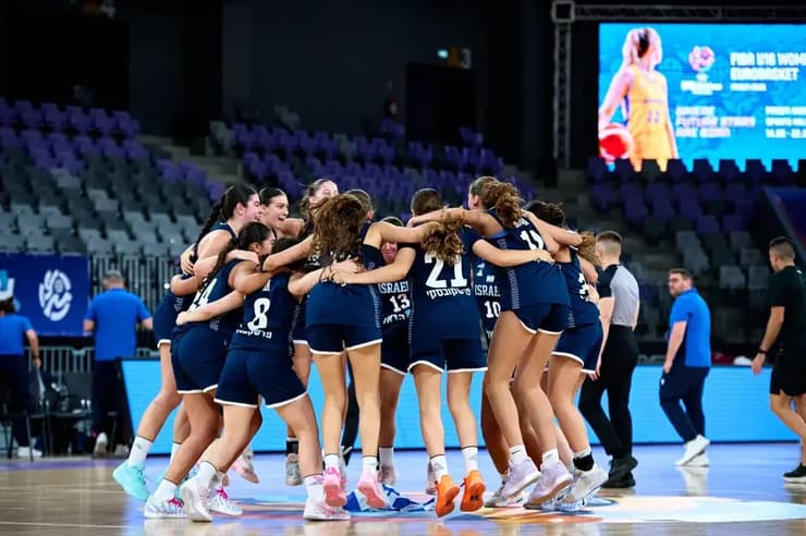 פתיחה נהדרת. שחקניות נבחרת הקדטיות חוגגות (צילום: FIBA) שחקניות נבחרת הקדטיות של ישראל בכדורסל