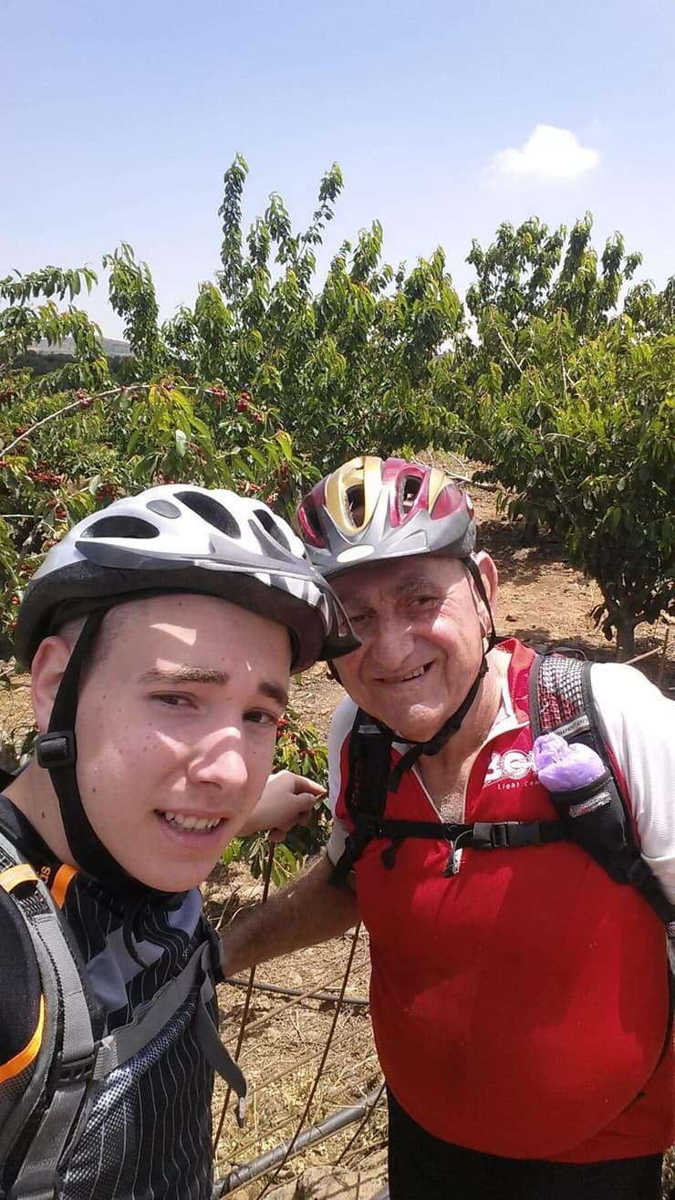 אליעזר רוט עם נכדו עומרי ז"ל. "מהרגע שהוא נולד היה בינינו קשר מיוחד" (צילום: אלבום פרטי) אליעזר רוט עם נכדו עומרי ז"ל
