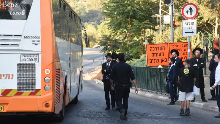צילום: אביהו שפירא מאבק השבת בצפת נגד אוטובוס שנוסע בלב השכונות החרדיות