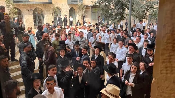 הפגנת חרדים מול קפה בסמטה בירושלים